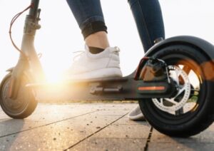 Hulajnogi i rowery elektryczne – bezpieczne ładowanie w mieszkaniu